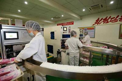 金正恩视察卫生用品工厂 强调质量与设计同步提升，满足国际标准